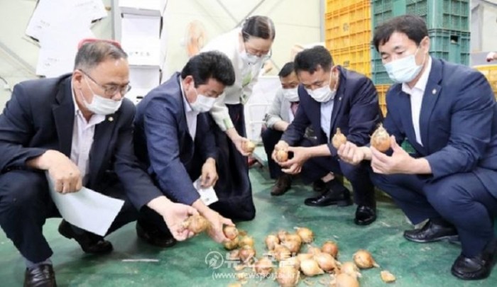 서산시의회 의원들이 농산물꾸러미 공급업체를 방문한 모습.jpg
