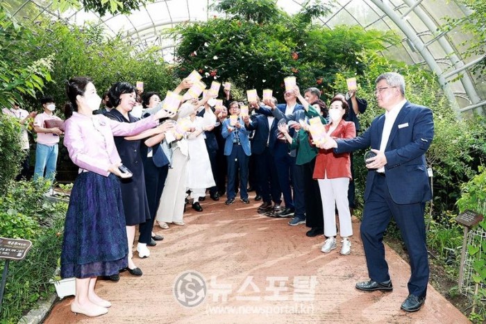 김학동 예천군수와 기관단체장들이 지난 6일 예천곤충축제 행사장 생태공원에서 나비를 날려보내는 모습.jpg