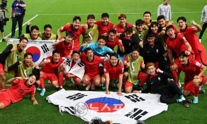 한국 축구 대표팀이 3일(한국시각) 카타르 알라이얀에서 열린 2022 카타르월드컵 조별리그 H조 3차전 포르투갈과 경기에서 승리하고 16강 진출에 성공한 뒤 기념 사진을 찍고 있다.jpg