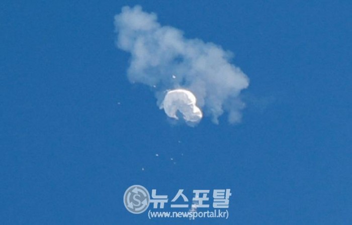 미국 정부가 정찰용이라고 주장한 중국 풍선을 4일 격추하는 모습.jpg