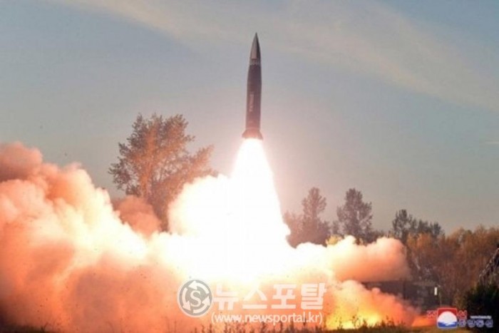 북한이 18일 동해상으로 탄도미사일을 발사하는 모습.jpg