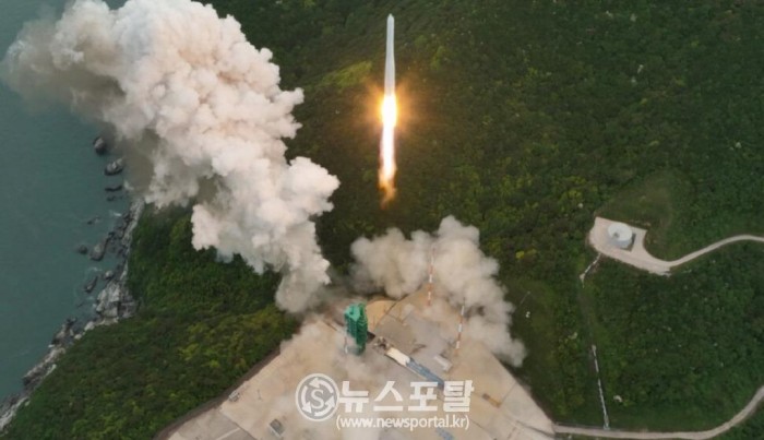 한국형 발사체 누리호가 25일 전남 고흥 나로우주센터에서 발사되는 모습.jpg