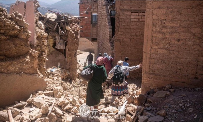 8일(현지 시각) 발생한 강진으로 건물이 무너지는 등 피해가 발생한 모로코 마라케시 인근 마을 모습.jpg