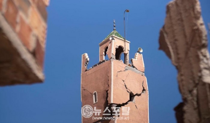 모로코 모울라이 브라힘의 한 모스크 첨탑에 금이 간 모습.jpg