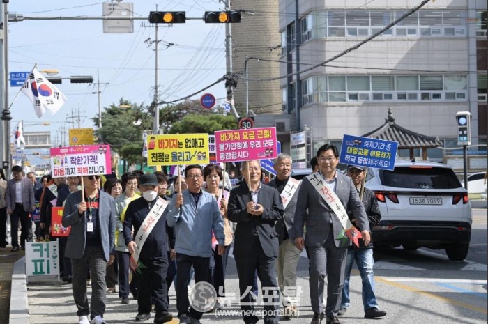 논산시민들,강경젓갈축제 착한가격 캠페인전개 모습.jpg