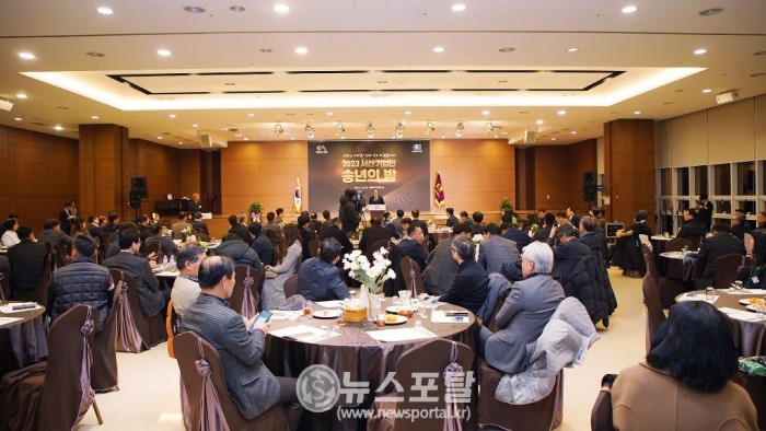 서산상공회의소가 19일 아르델웨딩컨벤션에서 기업인 송년의 밤을 개최한 모습4.JPG