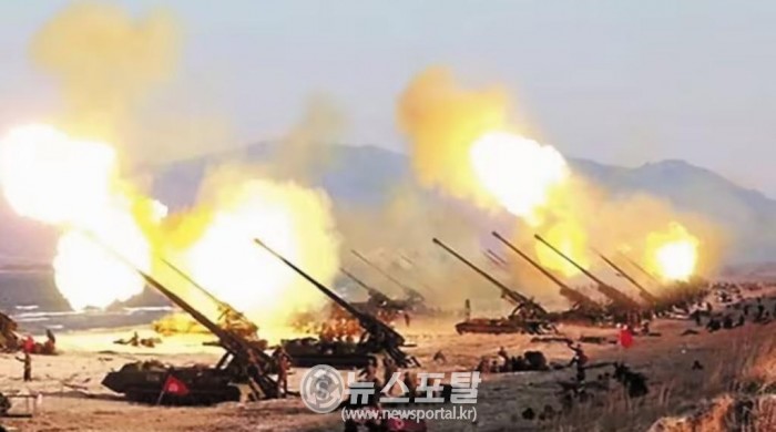 북한이 어제와 오늘 서해상에 170mm 자주포를 사격하는 모습.jpg