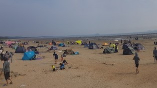 태안 몽산포해변, 관광객 몰려"바글바글"