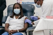 미국서 흑인간호사 코로나19 백신 첫 접종